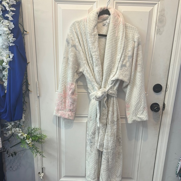 Karen Neuburger Other - Karen Neuburger Soft White and Pink Robe